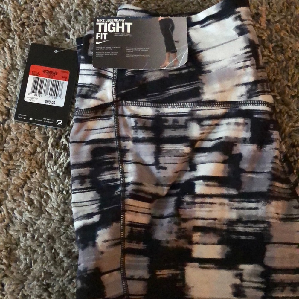 Nike Legendary Tight Fit 3/4 crop Leggings